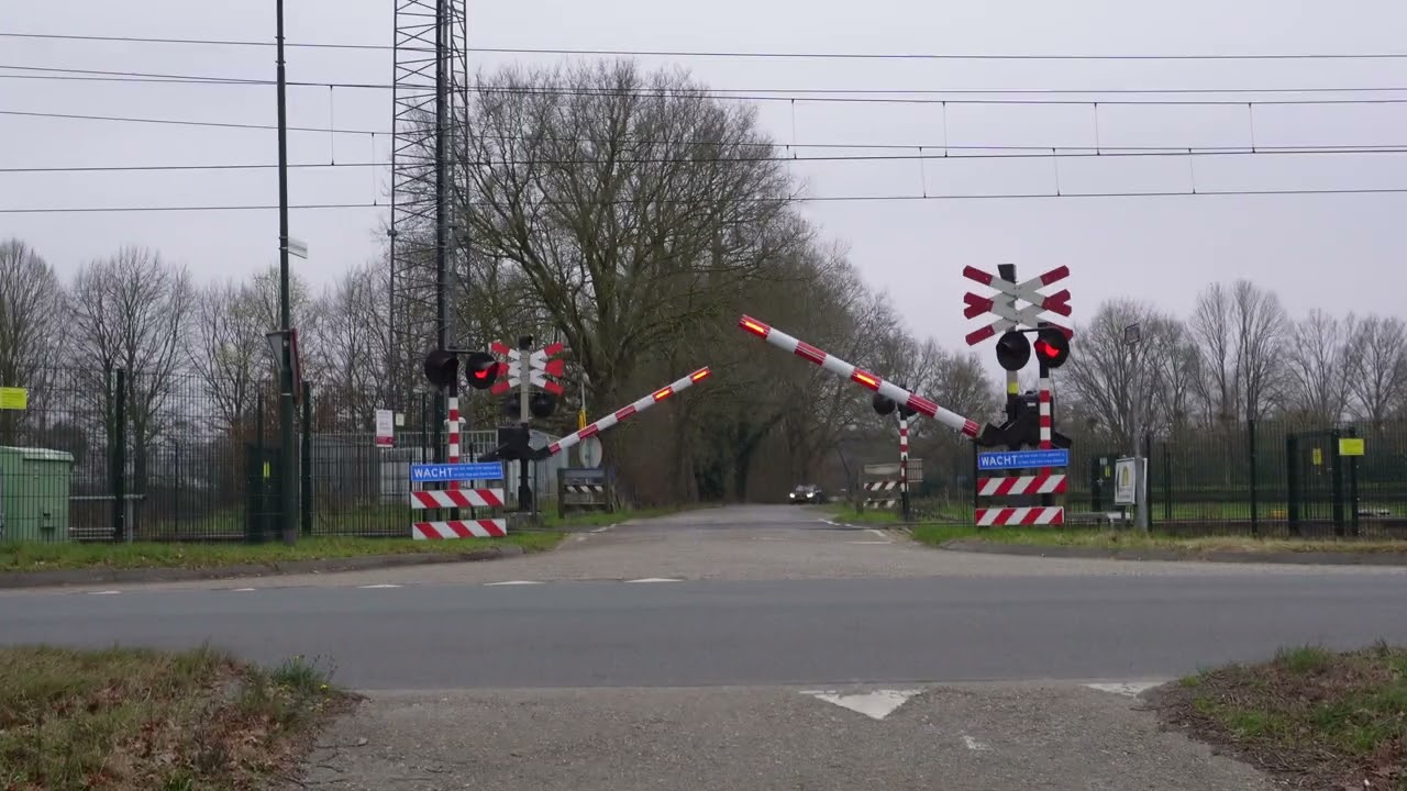 [4K] 3 Treinen Bij Spoorwegovergang In Roond Boxtel (NL) 2 | Dutch Railroad Crossing
