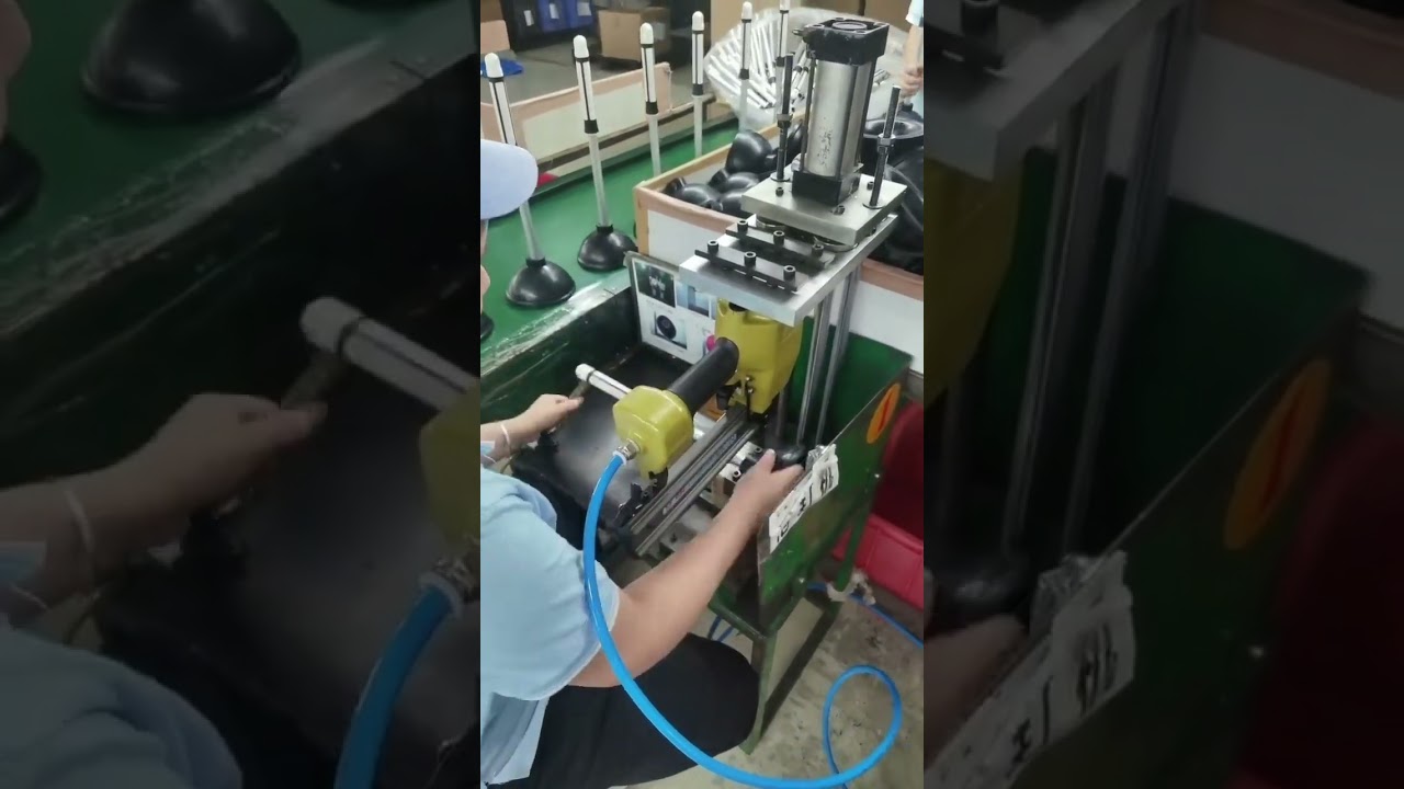 The magazine for storing nails horizontally automatically fires continuously 