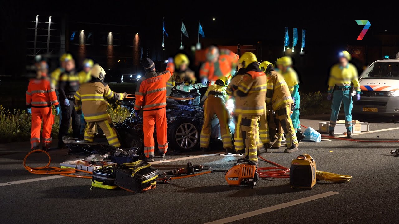 Zwaar auto ongeval A73 - Ramptoeristen stoppen en lopen over de snelweg