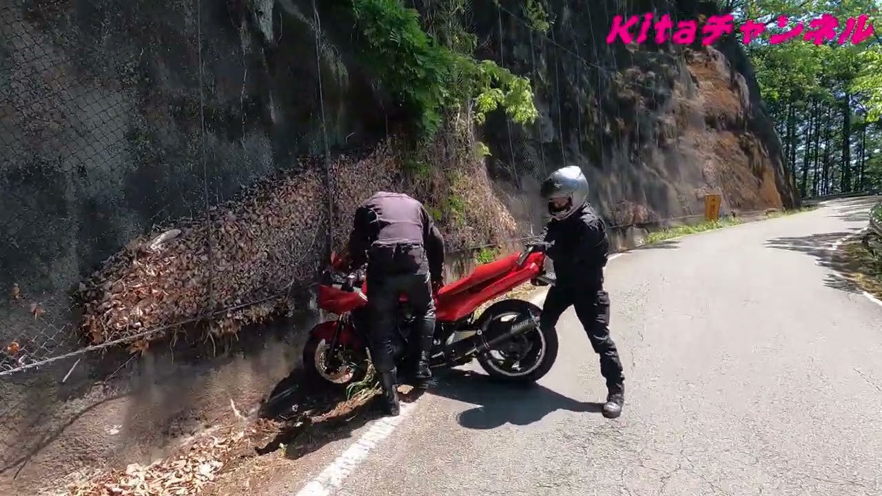 ツーリング中、峠でバイク事故に遭遇！段差からバイク救出