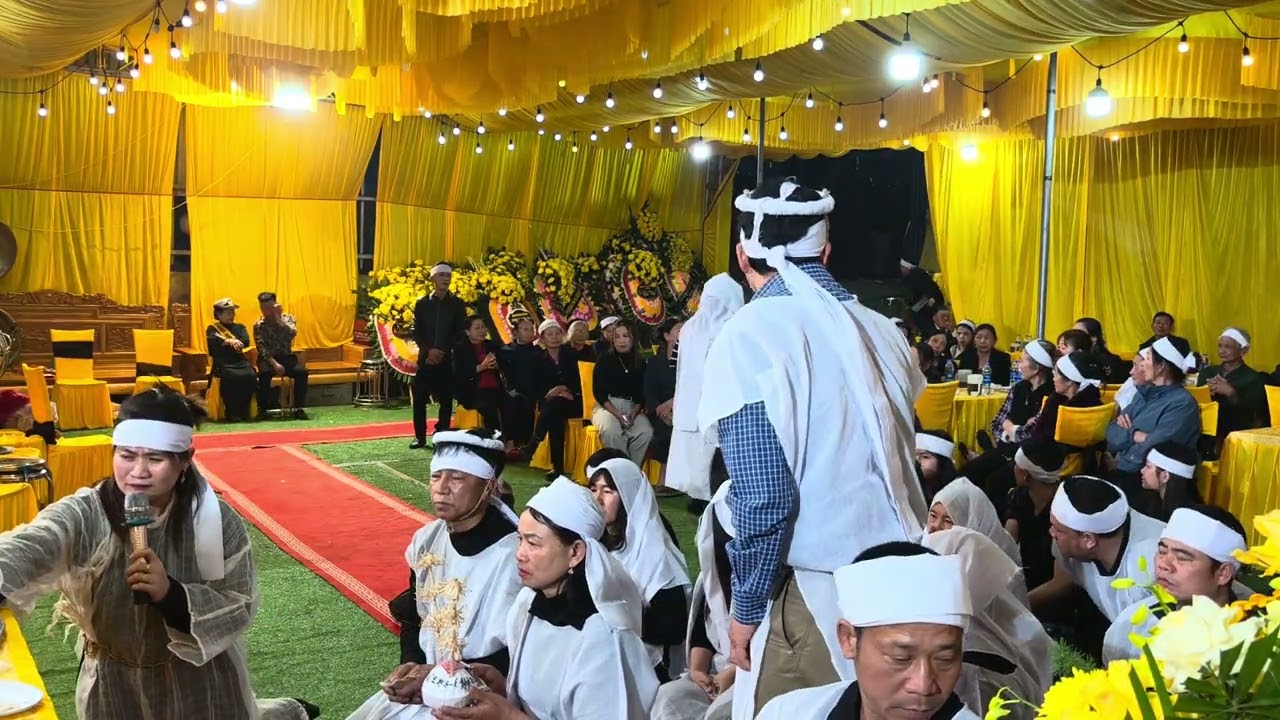 Màn dâng cơm rượu báo hiếu của nữ ca sĩ từ thủ đô về có khác hay thật 
