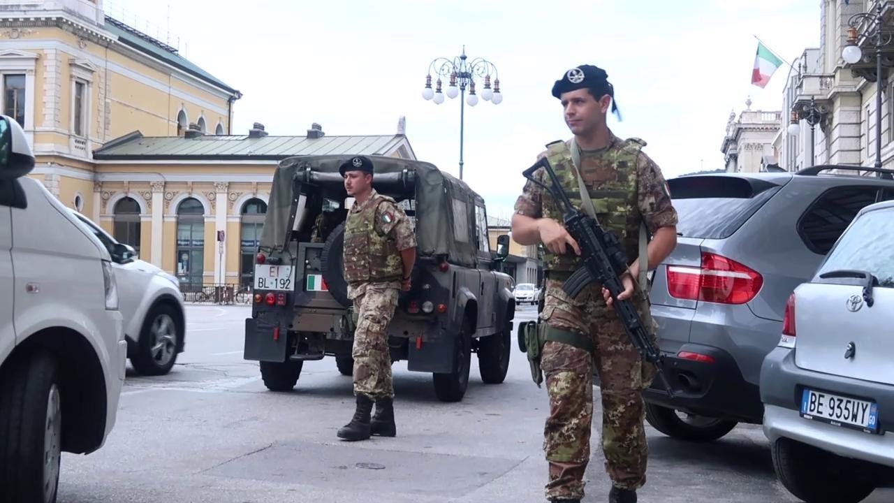 Trieste, l'esordio delle pattuglie dell'esercito in piazza Libertà