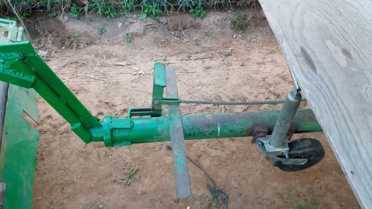 Agria 1900 con su remolque modificado bien aprovechado.