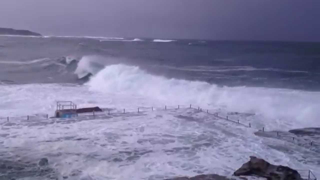 Huge Surf Dee Why Point 2014