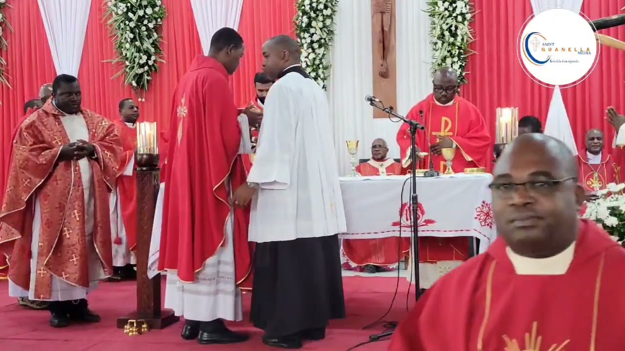 Tazameni Huyu Ndie Mwanakondoo Wa Mungu Aondoae Dhambi Za Ulimwengu,Heri Yao Walioalikwa kwenye ....