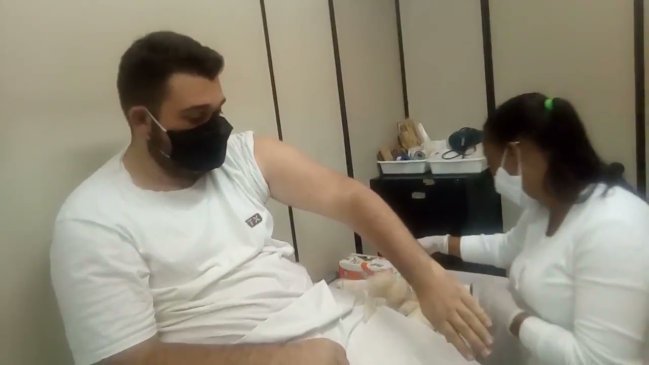 Aluna Dayana faz uma tala axilo palmar para  escafoide (ou com broqueio no polegar).