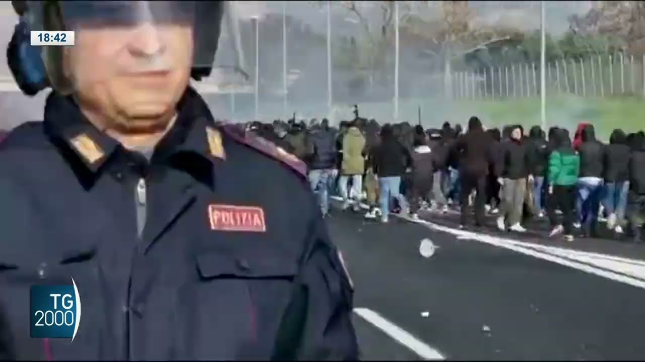 Torna la violenza nel calcio. Scontro tra tifosi sull'A1
