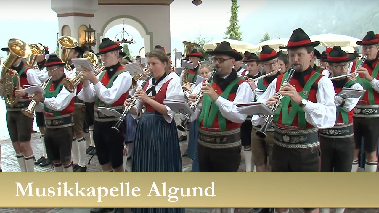 Musikkapelle Algund auf Besuch am Lärchenhof
