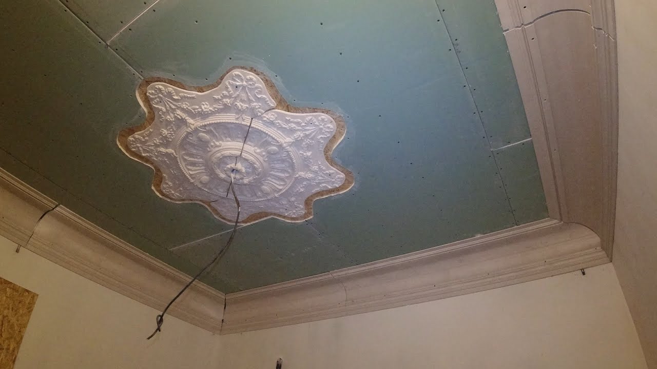 10. Монтаж лепнины. Карниз и розетка из гипса. Лепной гипсовый декор.