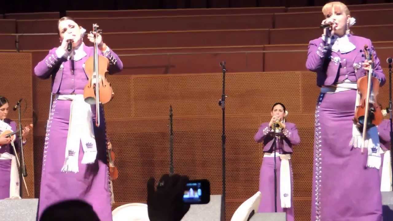 MARIACHI REYNA DE LOS ANGELES CANTANDO UN POPURRI DE LOS EXITOS DE JUAN GABRIEL 9/4/2013 CHICAGO