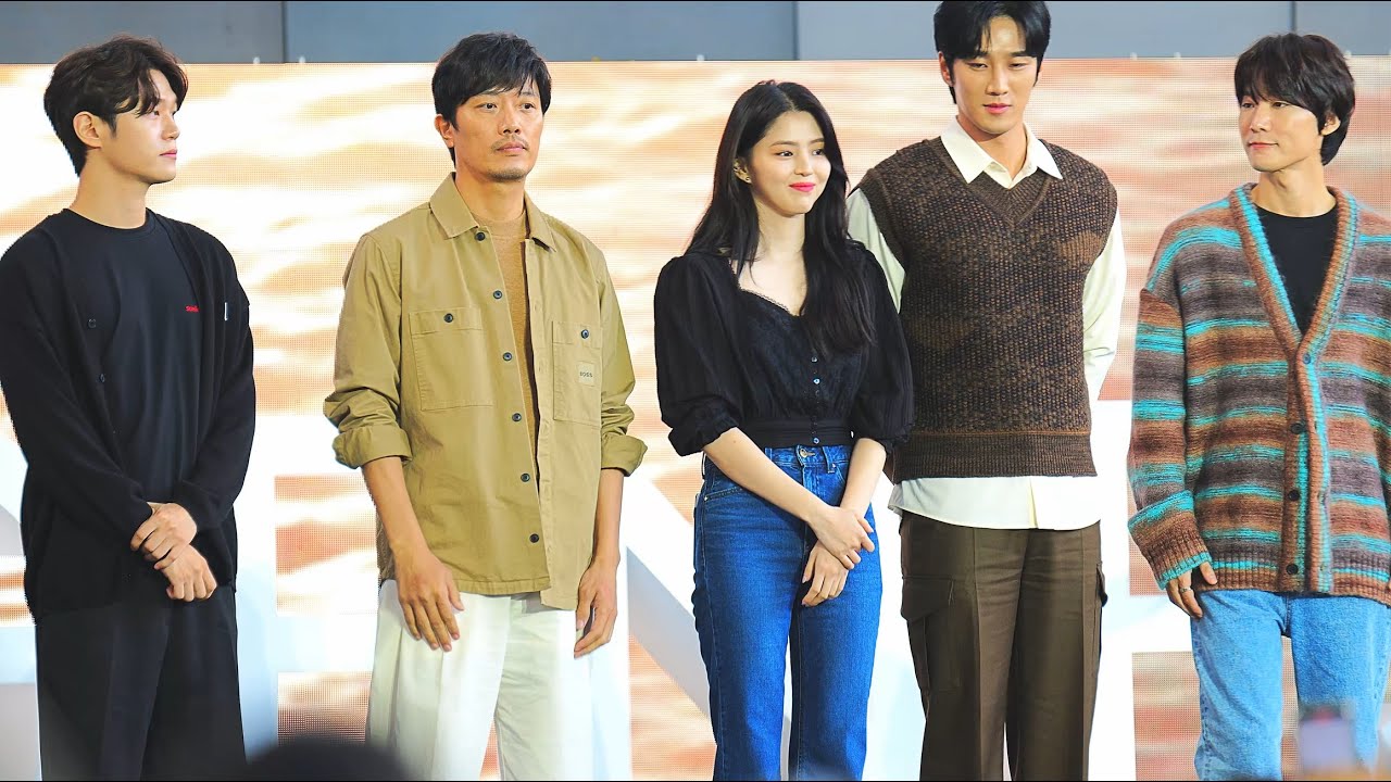 포토 타임 가지는  한소희 (HAN SO HEE),박희순,안보현,김상호,장률,이학주 @마이네임(My Name) 오픈토크 211008 BIFF 부산국제영화제