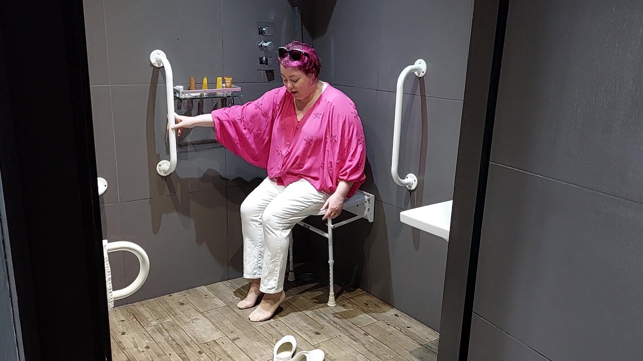 Derwent Manor Hotel #wheelchairtangofoxtrot review: the shower seat in the 'accessible' en suite