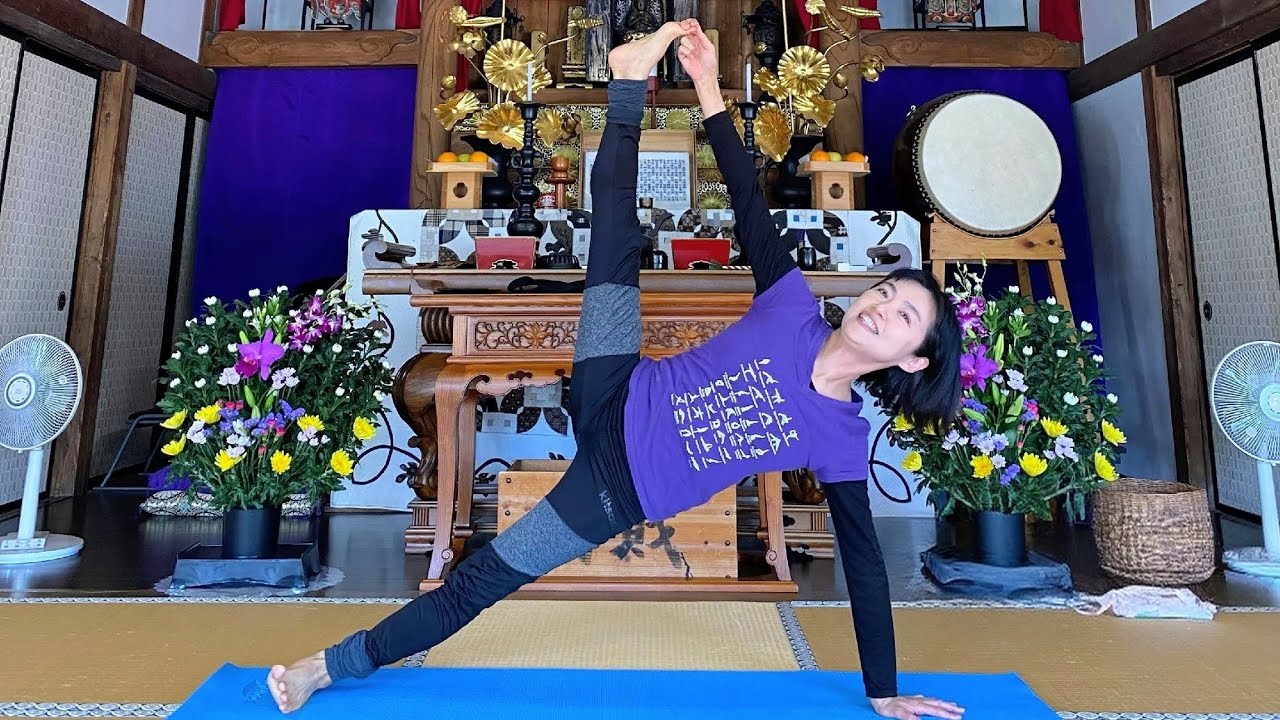 お寺でYOGA　大晦日太陽礼拝＆五体投地