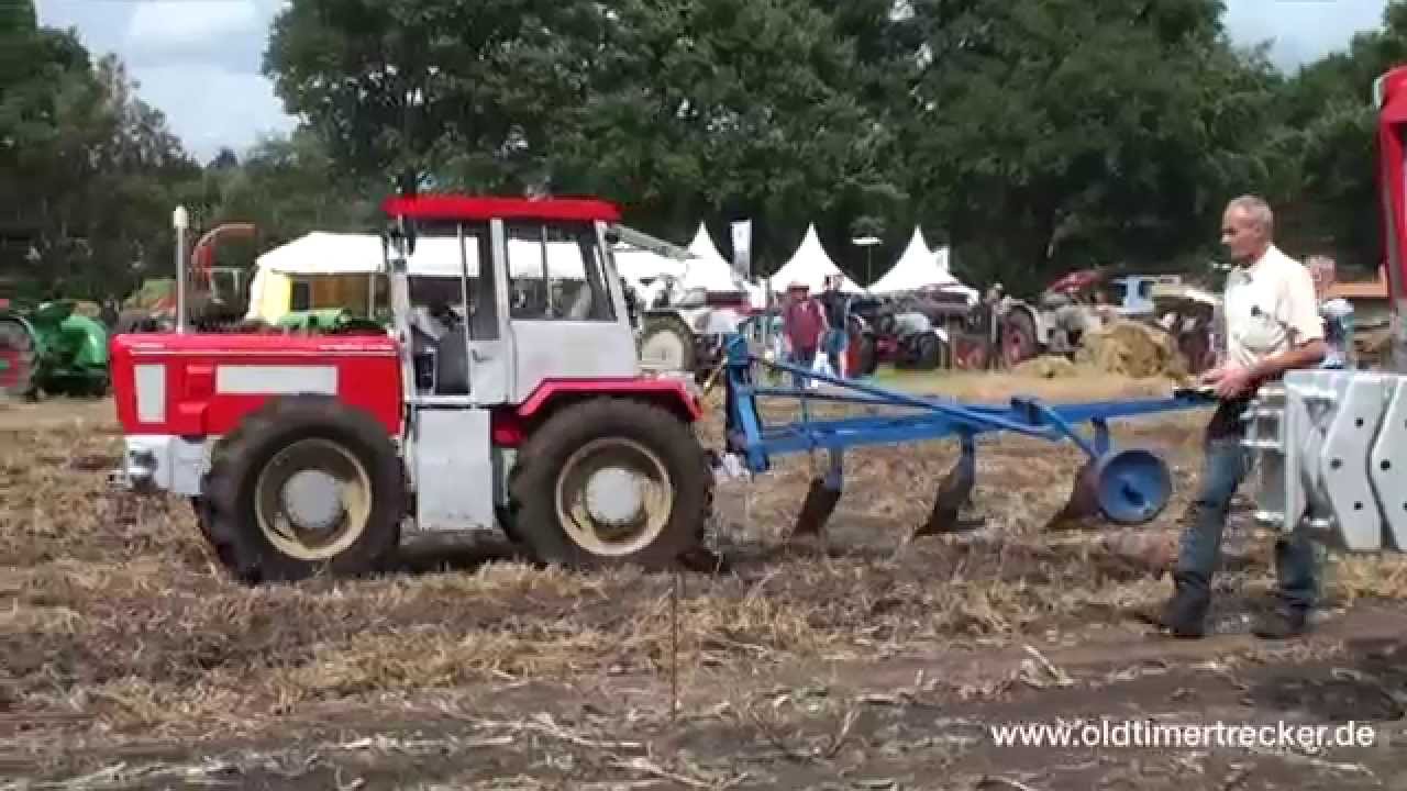 Ein ferngesteuerter Schlüter Trecker pflügt den Acker