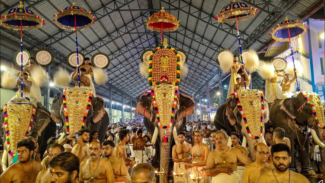 ഗുരുവായൂരപ്പന്റെ പഞ്ചലോഹ വിഗ്രഹം ആറാട്ട് ദിനമായ ഇന്നലെ ഗ്രാമപ്രക്ഷിനത്തിനായി പുറത്തേക്ക് എഴുന്നള്ളു