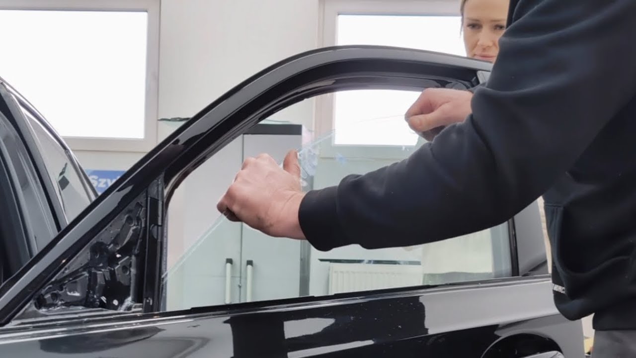 Jak wyjąć szybę w nowym BMW? Demontaż tapicerki drzwi BMW G20 (2018-2025)