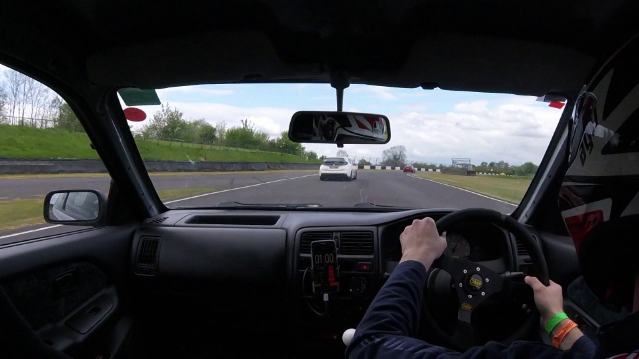 Nissan Almera N15 GTi SR20DE vs Civic Type R - Castle Combe 28/04/2017