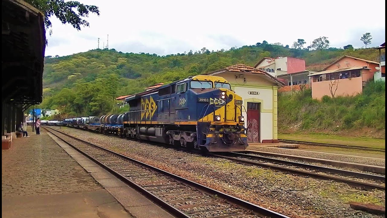 Cruzamento entre trem de carga geral e minério carregado da MRS no pátio da estação de Moeda MG