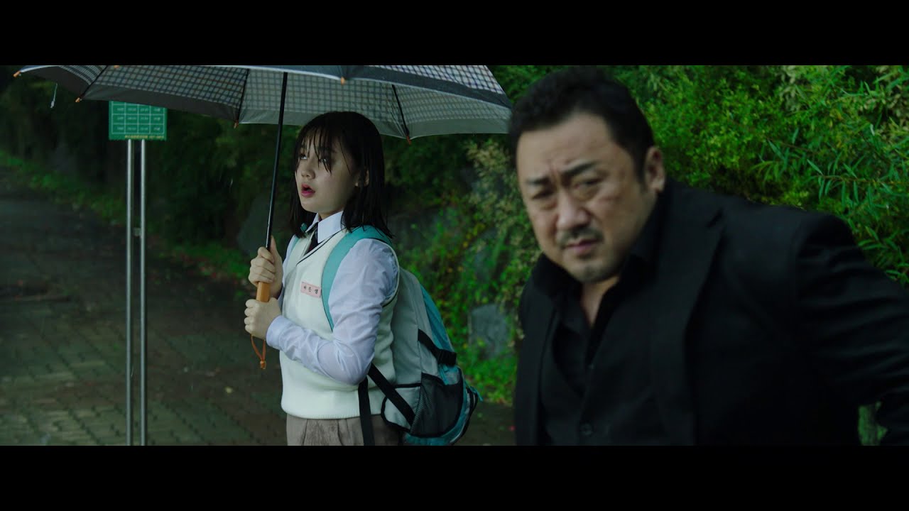 『悪人伝』本編映像｜マ・ドンソク   女子高生に   傘ゆずる