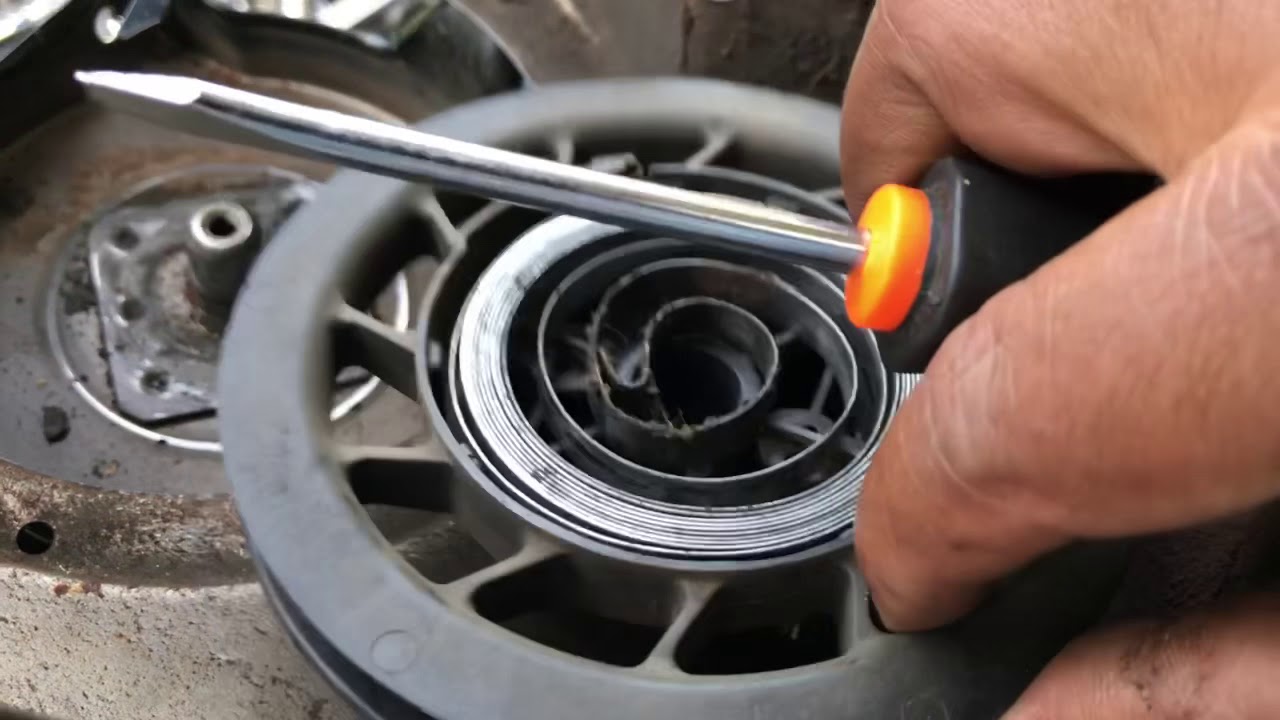 Cómo reemplazar la cuerda de arranque de un cortacesped parte 1