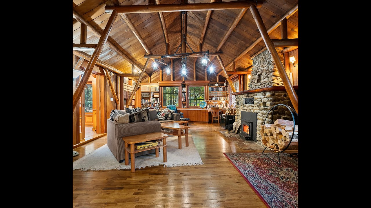 Sprawling waterfront rancher in Hope BC