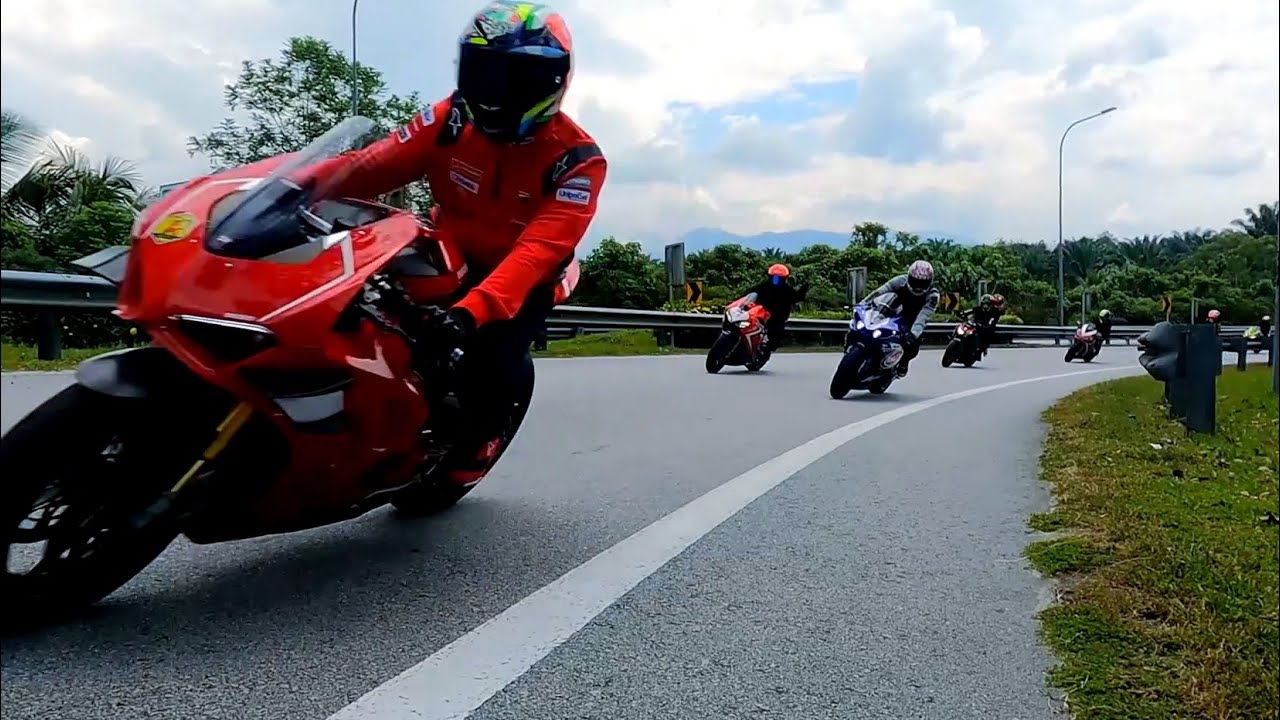 80biji superbike penuhi jalan..mainan 270 ke atas..ada r1m ducati v4r cbr s1k gsxr zx10 rsv4