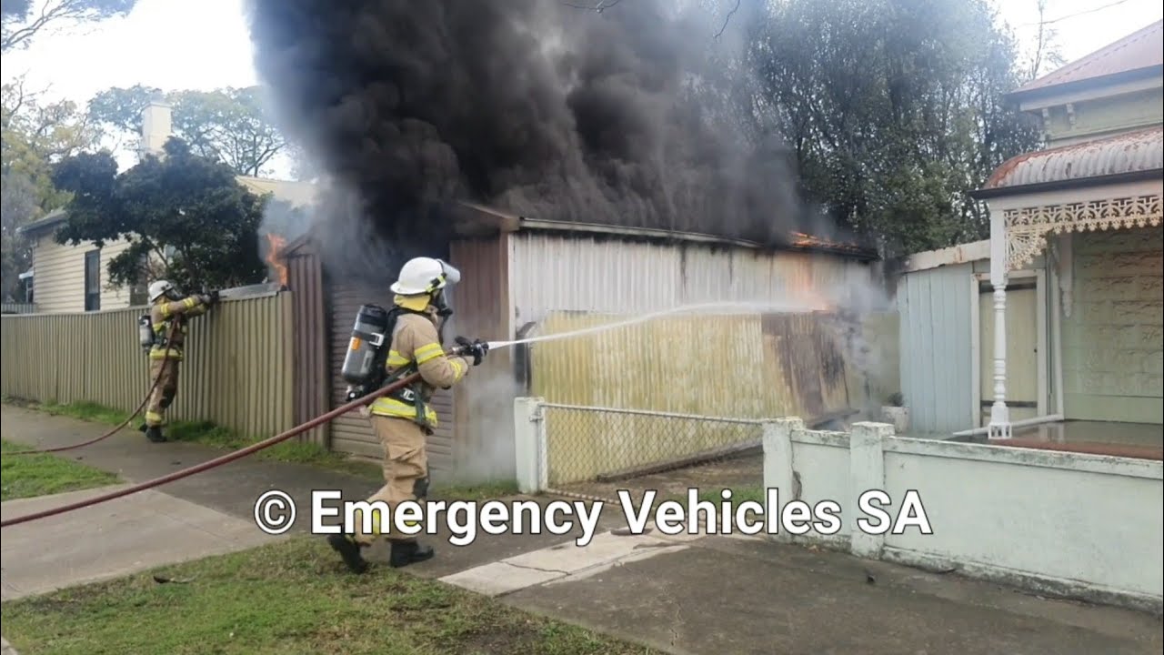 (Pre-arrival) SAMFS #257, #243, & #249 Scania fire trucks battling car & garage fire