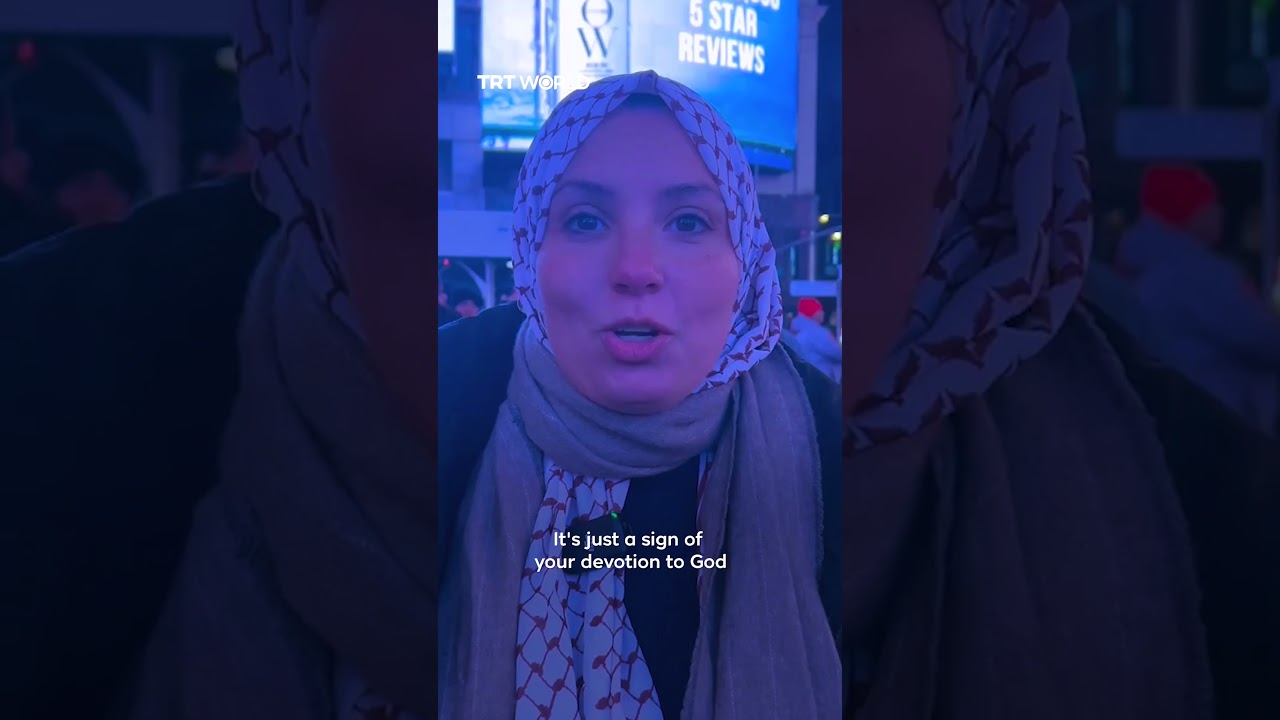 Muslims hold Tarawih prayers in New York&rsquo;s Times Square