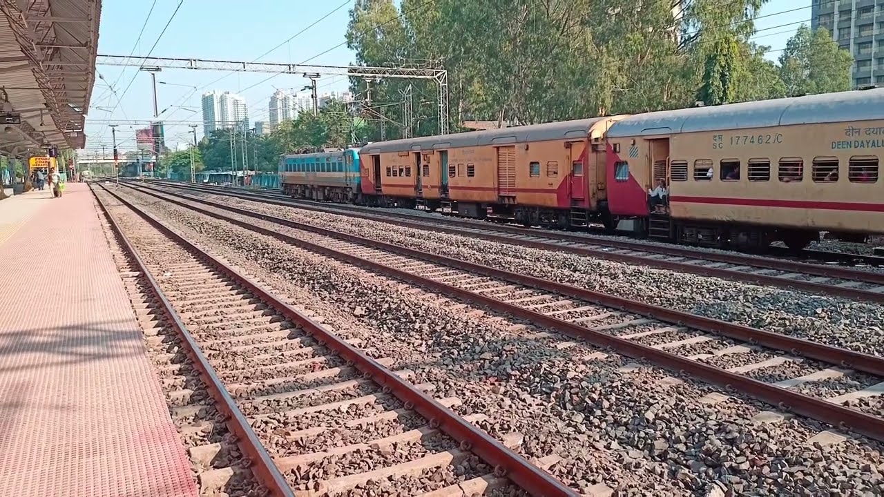 17013 Hadapsar Kazipet express departure from Hadapsar station. 