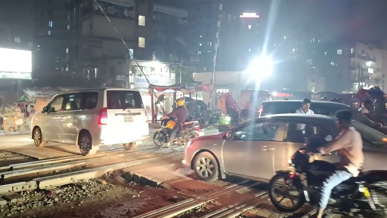 রেল ক্রসিং গেট ঢাকা ৮নং সেক্টর টু ফায়দাবাদ রাতের দৃশ্য |