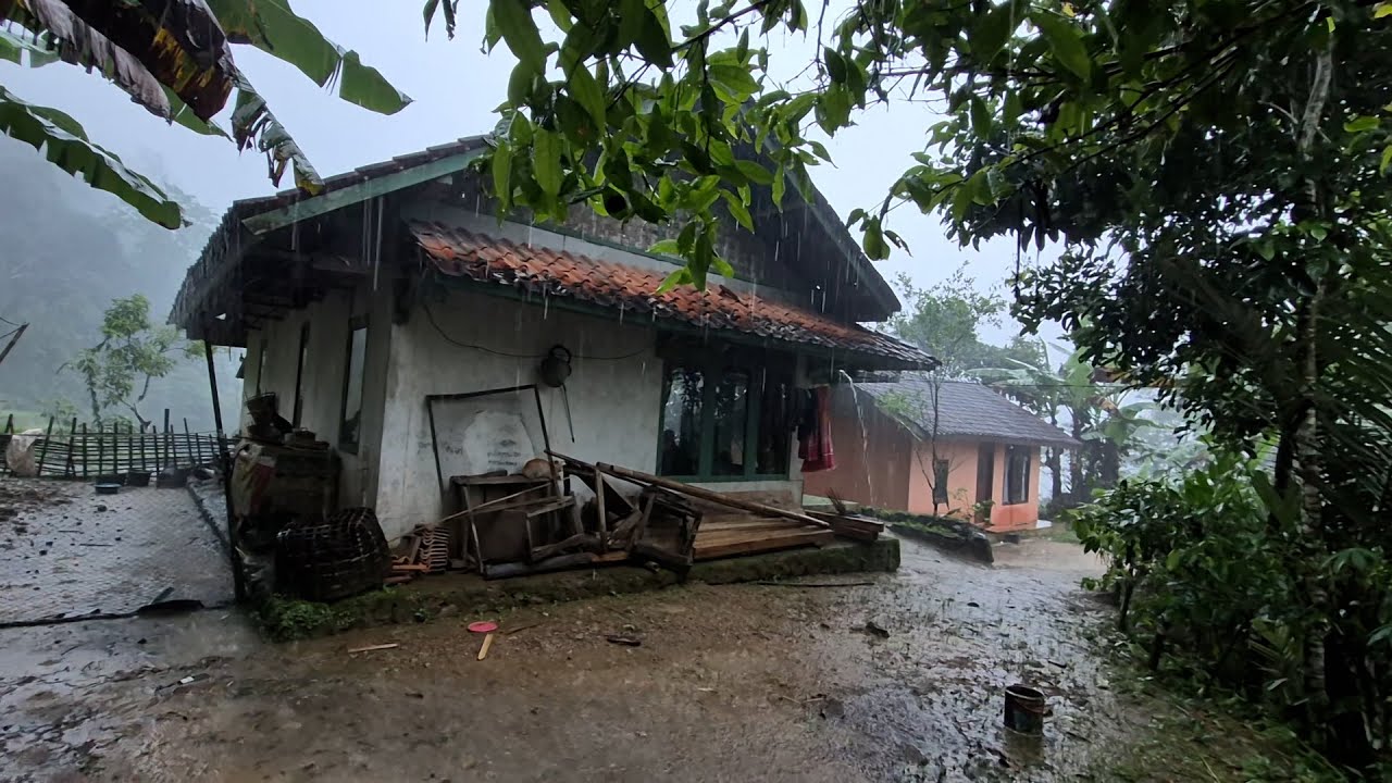 Hidup Di Desa, Menginap di Rumah Warga Saat Musim Hujan