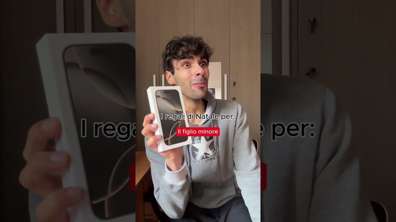 tu cosa hai ricevuto per natale? #comico #natale #regali #regalo #fratelli #iphone #iphone16