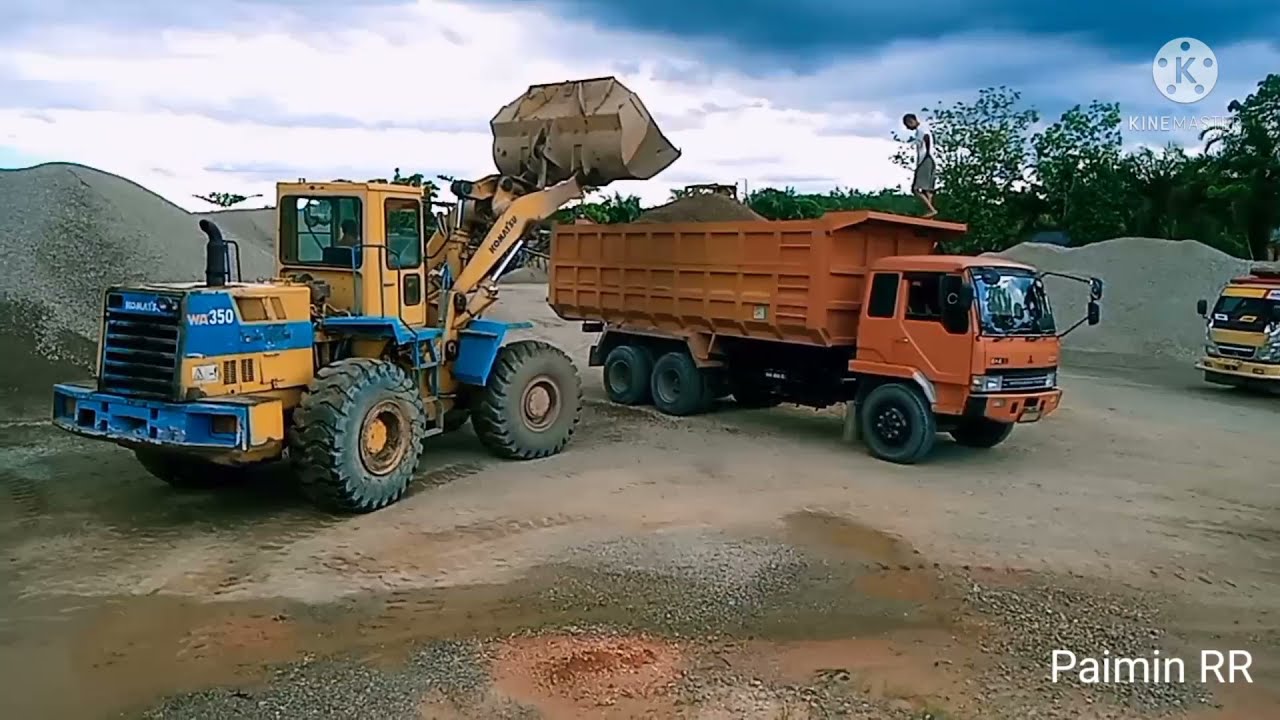 Wheel loader Komatsu WA 350 loading batu saring 1/2