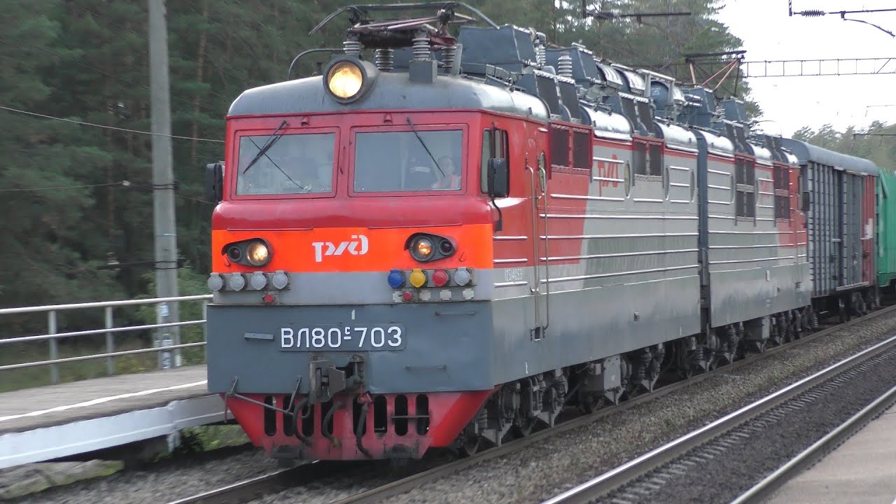 Электровозы ВЛ80С-703 и ВЛ80С-756 с грузовыми поездами