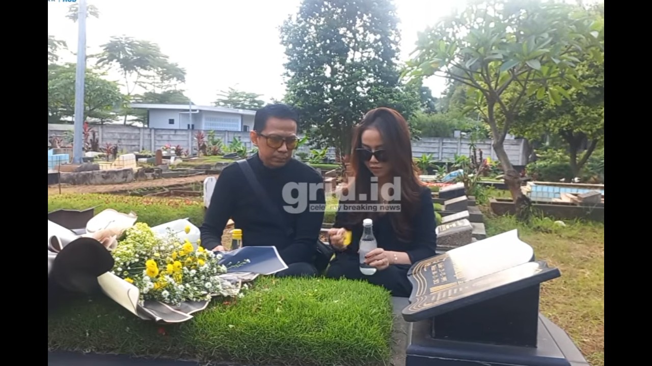 LIVE GRID.ID: Doddy Sudrajat dan Mayang Lucyana Ziarah ke Makam Vanessa Angel