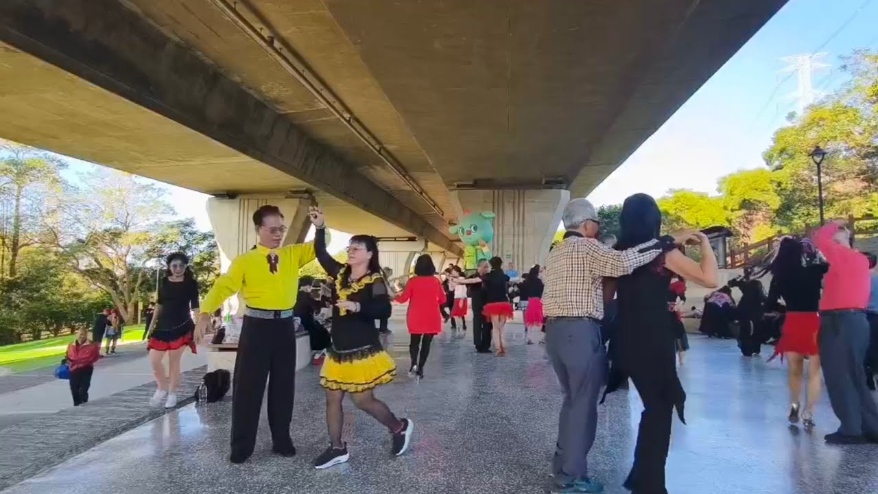 台中最大舞聚場~竹坑南寮步道：柏村率開心果群友跳恰恰、梭
