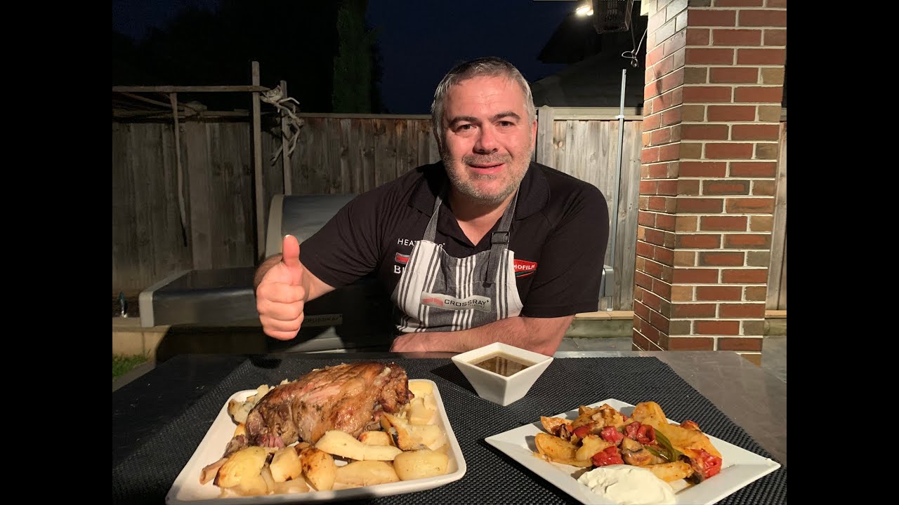 Жареный ягненок по-гречески с картофелем, запеченным с лимоном