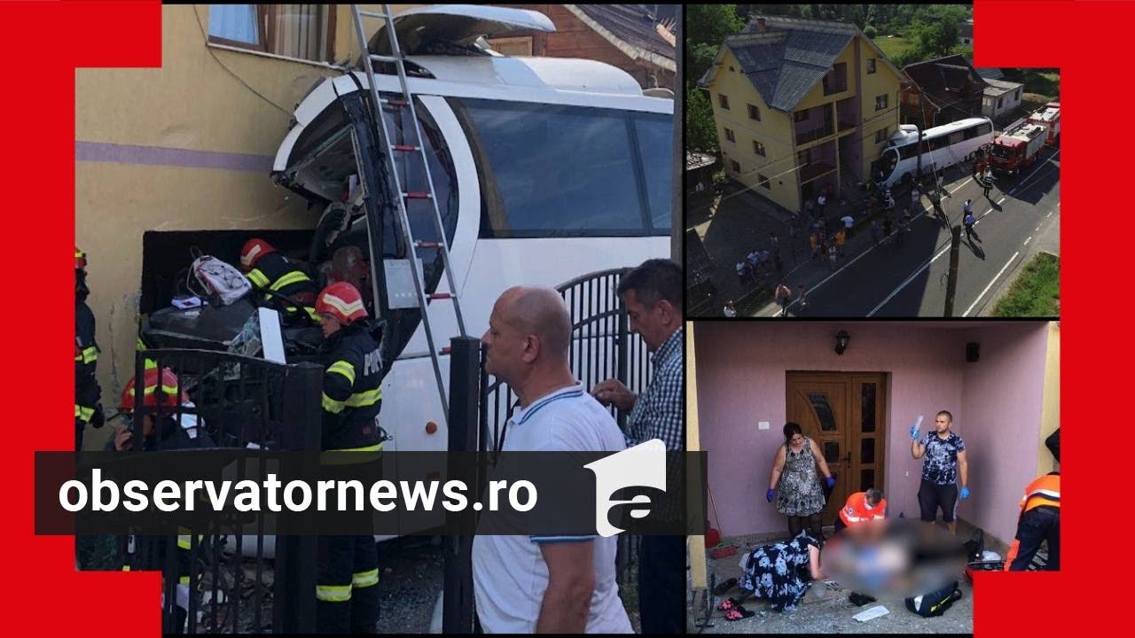 Au autocar cu turişti a intrat într-o casă din Maramureş