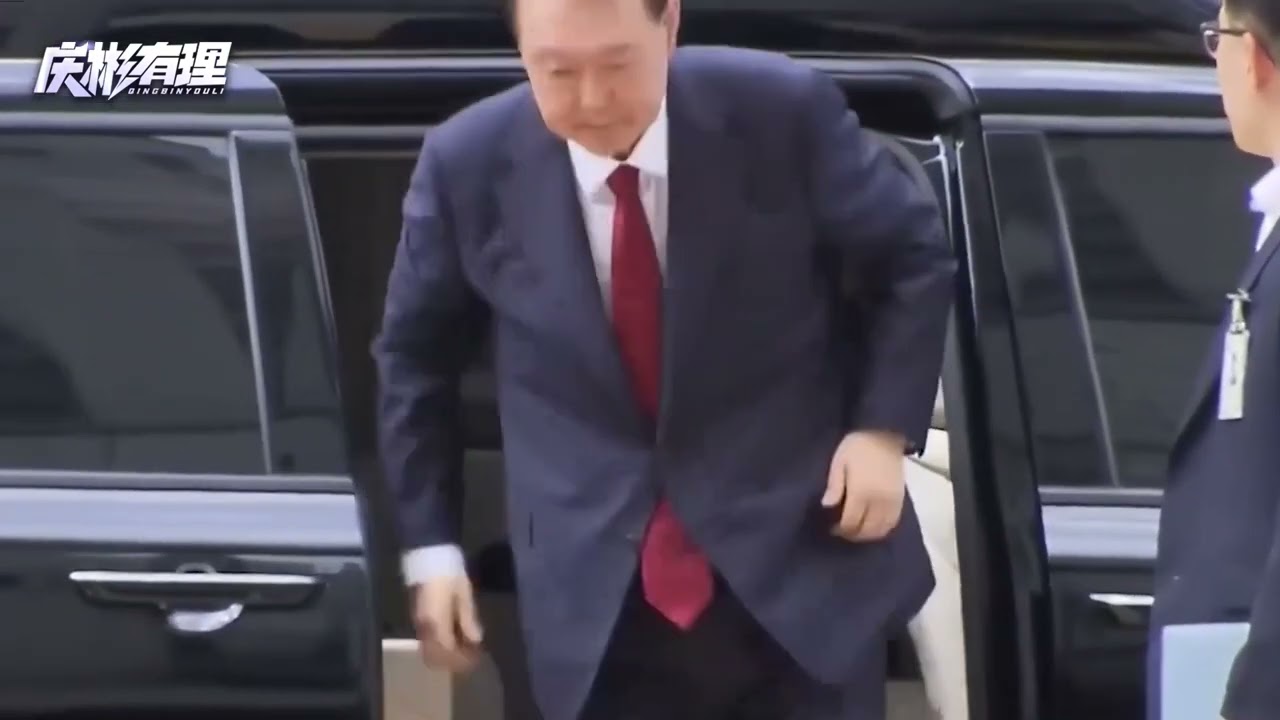 尹锡悦出庭受审满脸憔悴，暴瘦之后都快认不出来了 