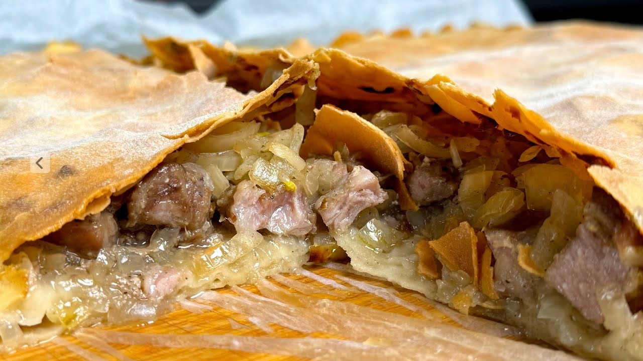 Звучит уже ВКУСНО! Свинина , запеченная с луком в тесте! Простой домашний рецепт, мясо в тесте