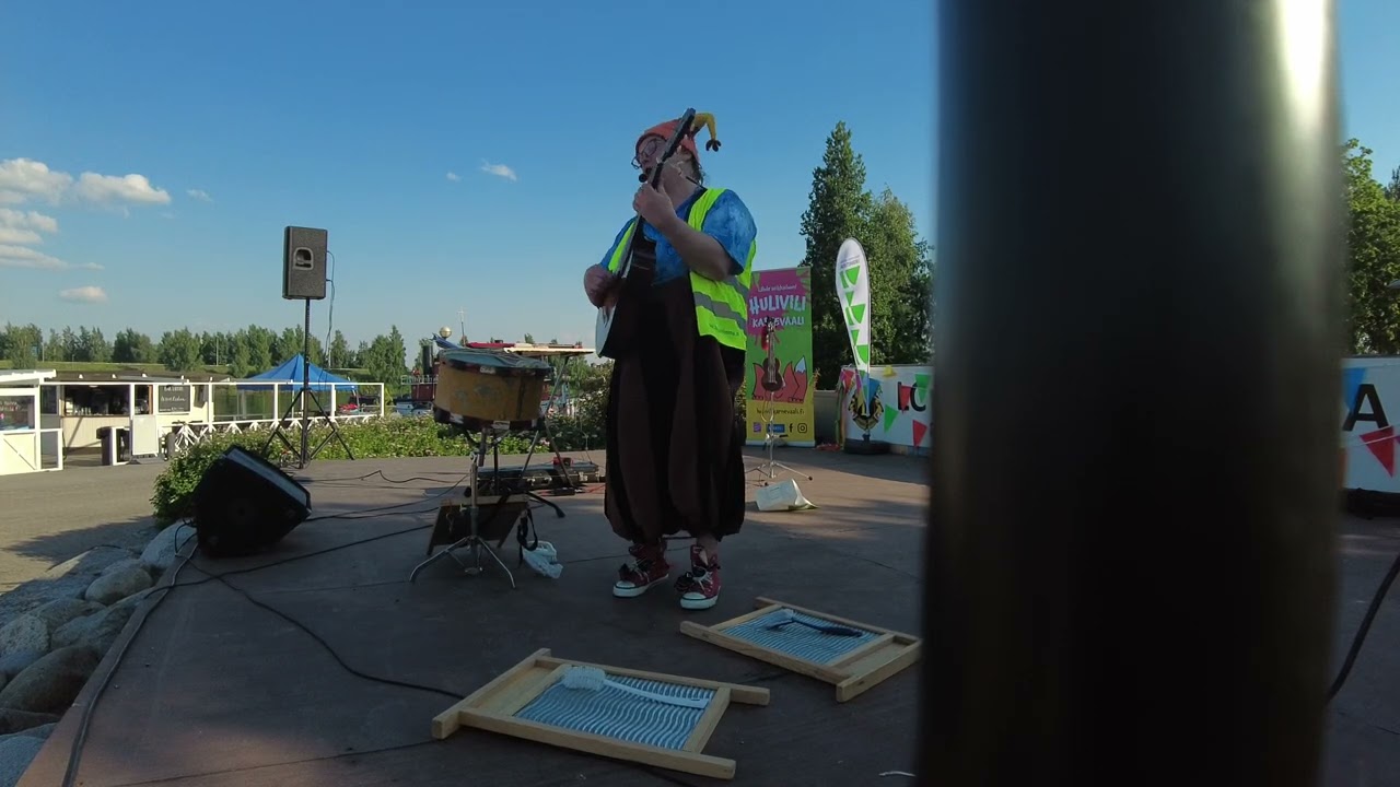 Ukulele-Juuso ja Koko Perheen LiikenneturvaAAA Mikkelin Hulivilifestivaaleilla 2022 +30°C helteessä!