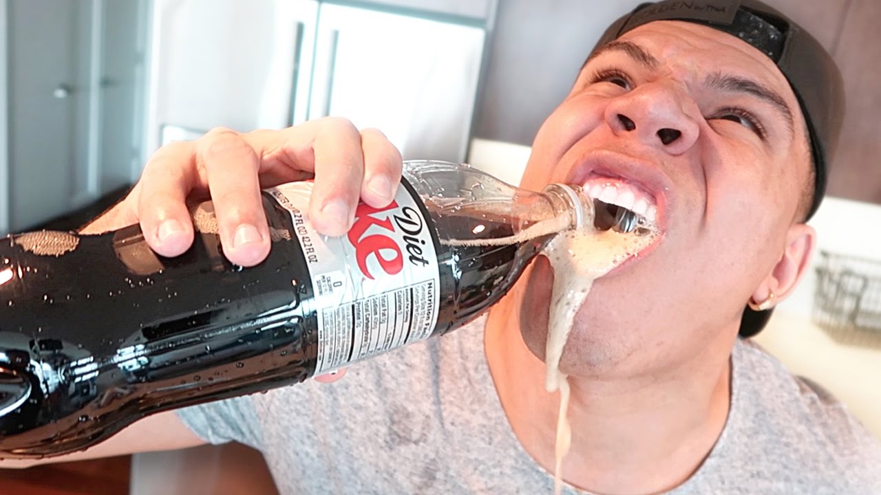 COKE AND MENTOS BATH CHALLENGE!!!