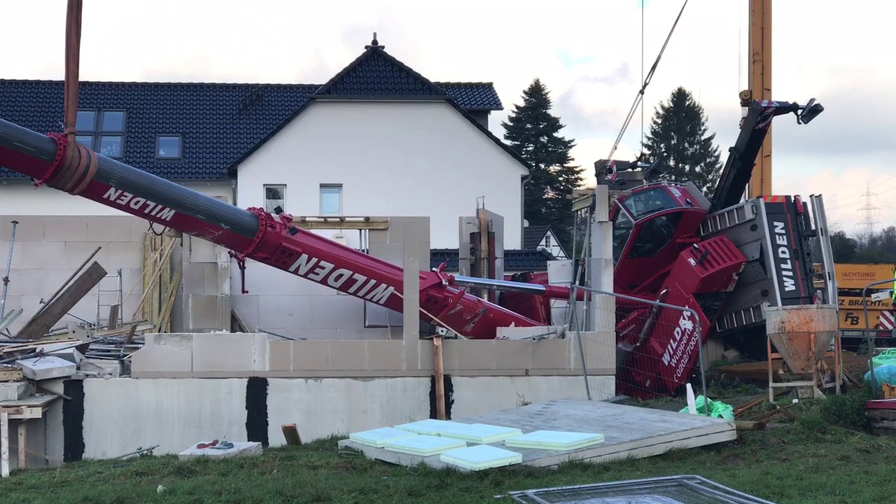 Gekippter Kran in Hästen wird geborgen