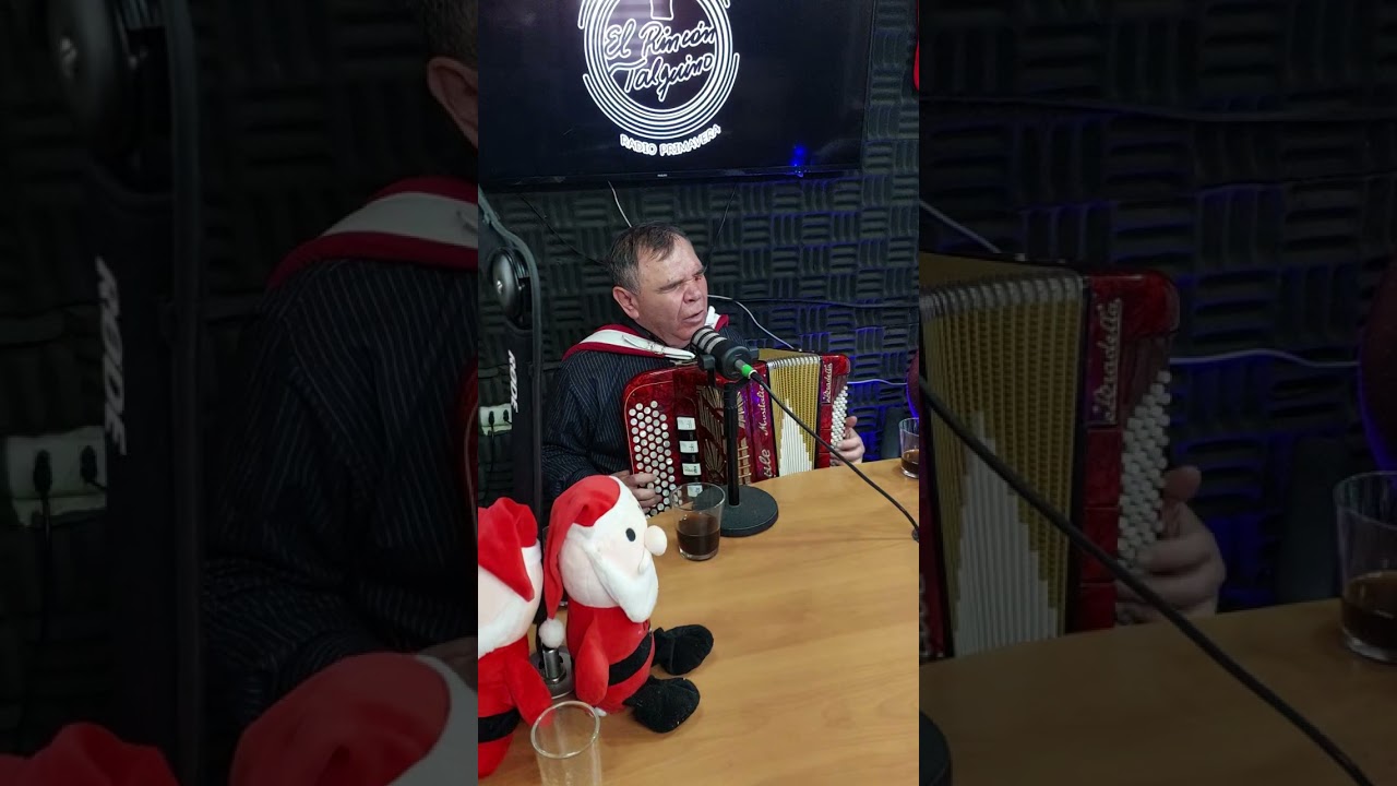 Rafaelito cantando en vivo en Radio Primavera Talca