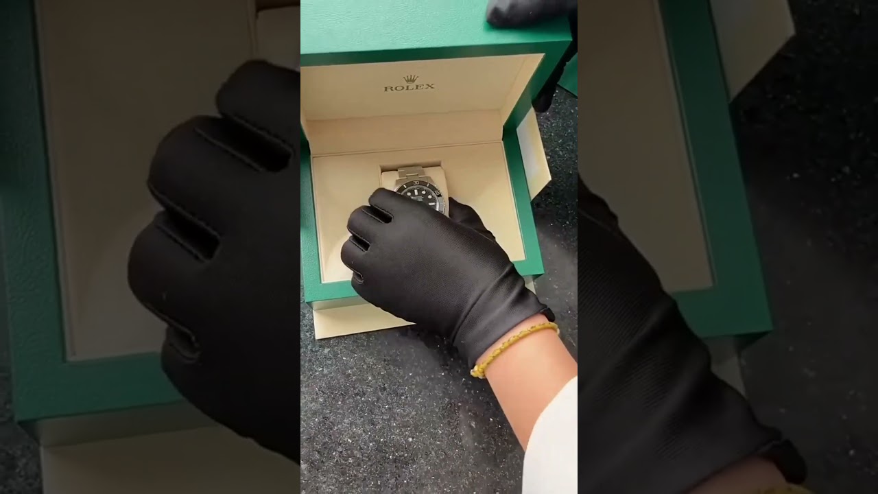 Unboxing a Rolex Submariner