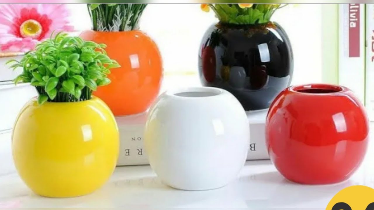Hermoso florero con globo y cemento blanco//maseta de cemento.