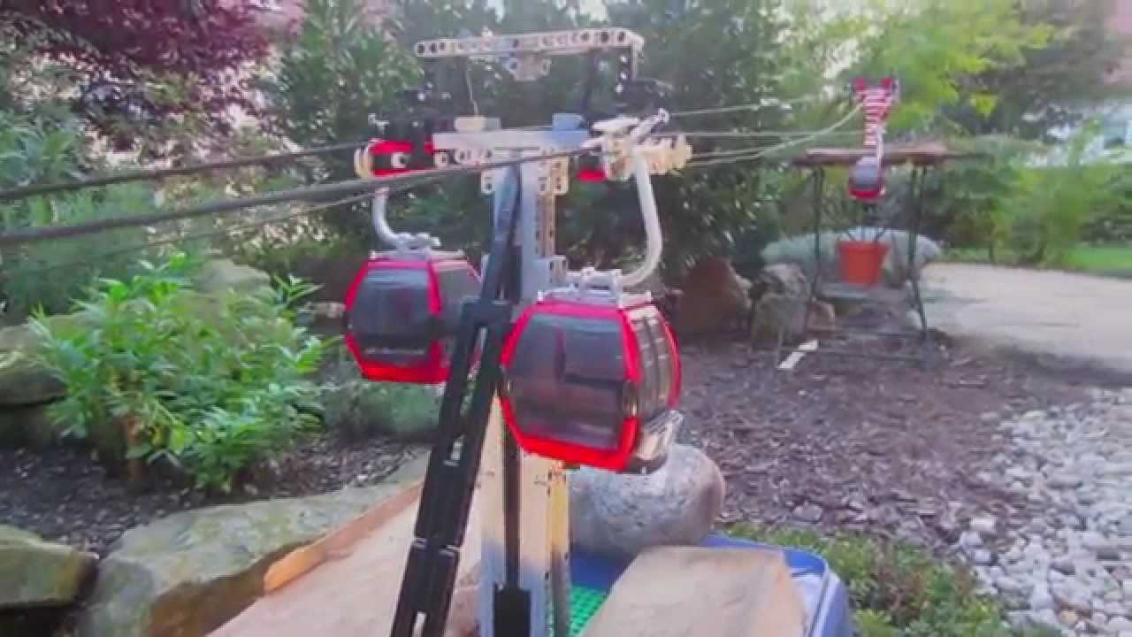 Modell einer kuppelbaren Seilbahn aus Lego