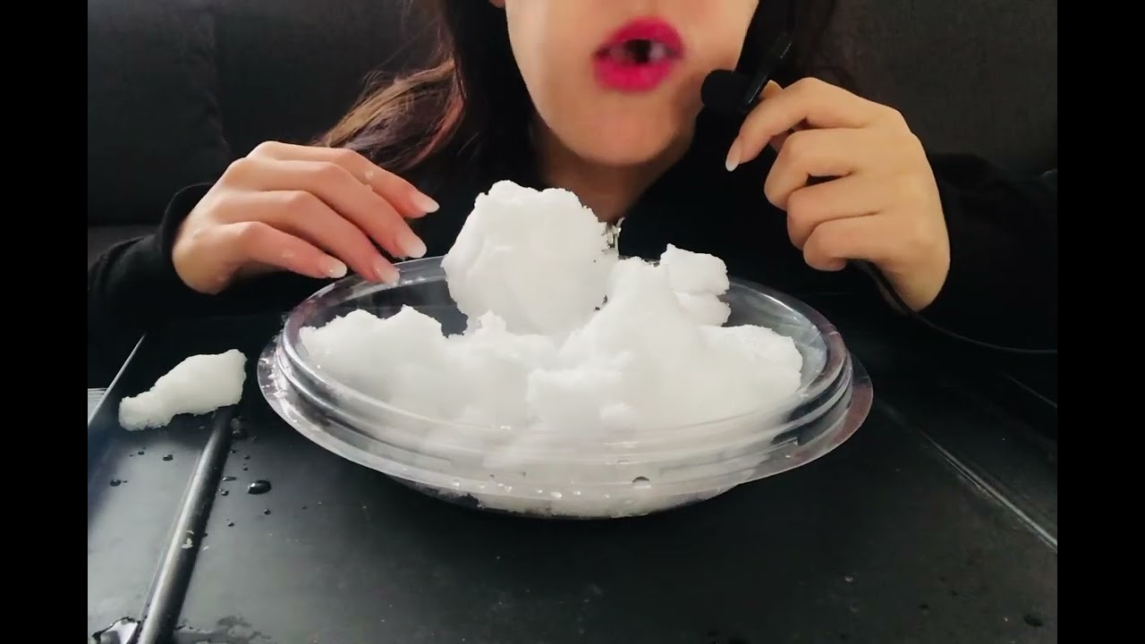 ASMR SNOW ICE EATING #asmriceeating #iceeating #crunchy #satiafying #snow 🥶🤤❄️