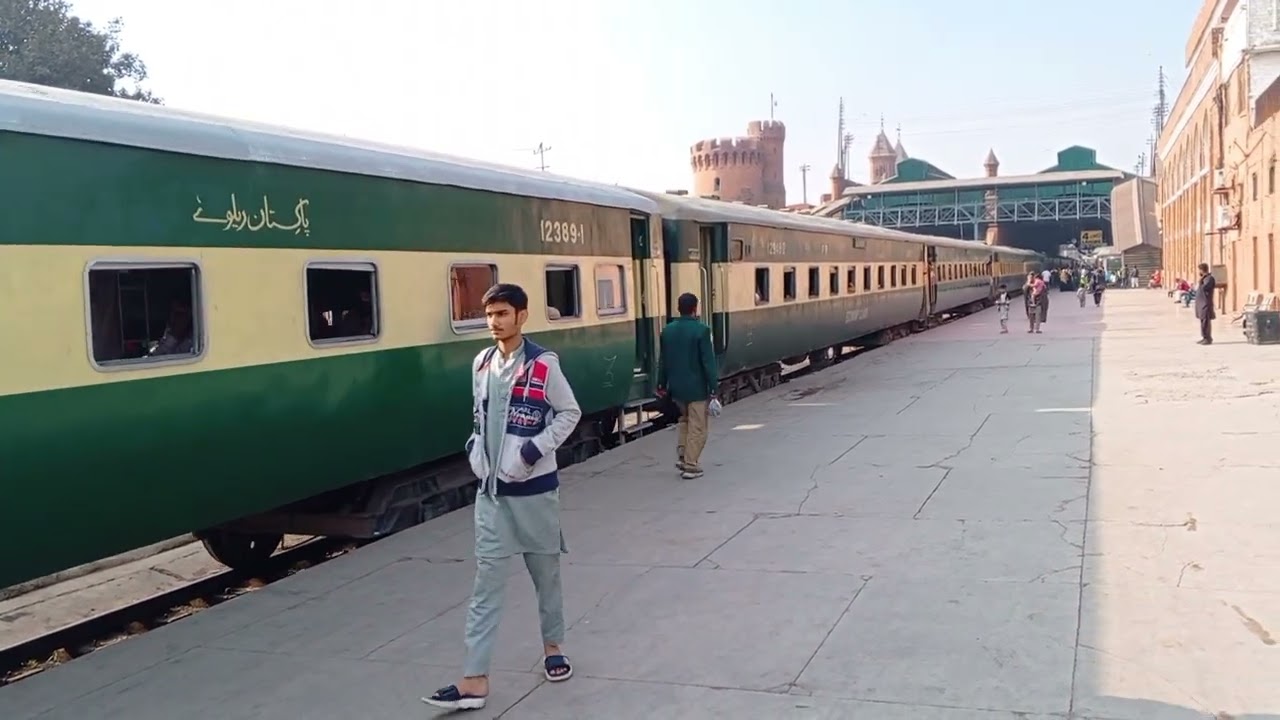 تیز گام کی لاہور ریلوے اسٹیشن سے روانگی