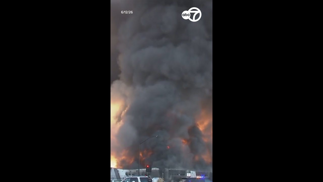 Масштабный пожар на складе в Трейси всё ещё продолжается.